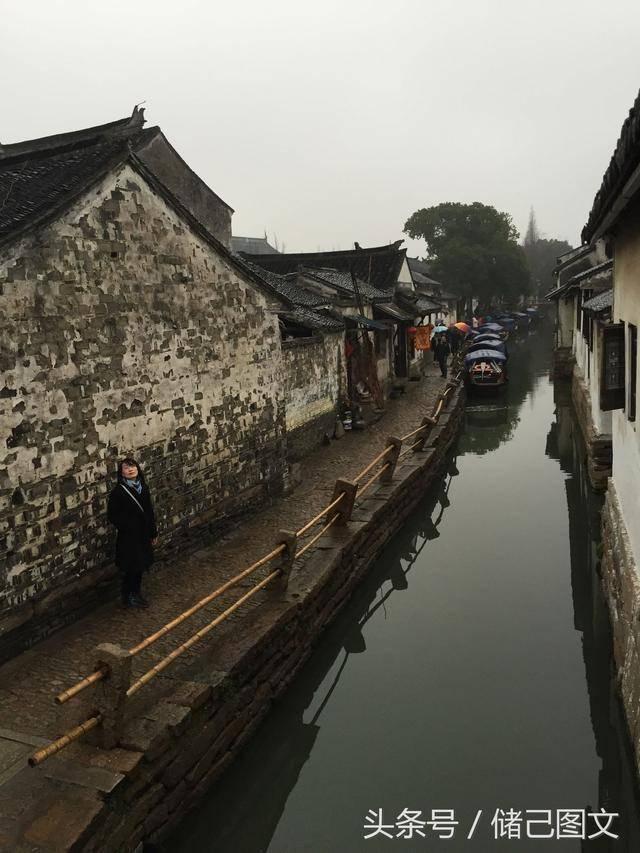 两个人吵架，一天没说话，要主动说话吗？游戏画面