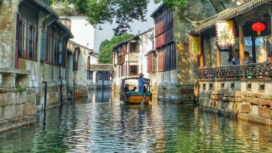 两个人吵架，一天没说话，要主动说话吗？游戏画面
